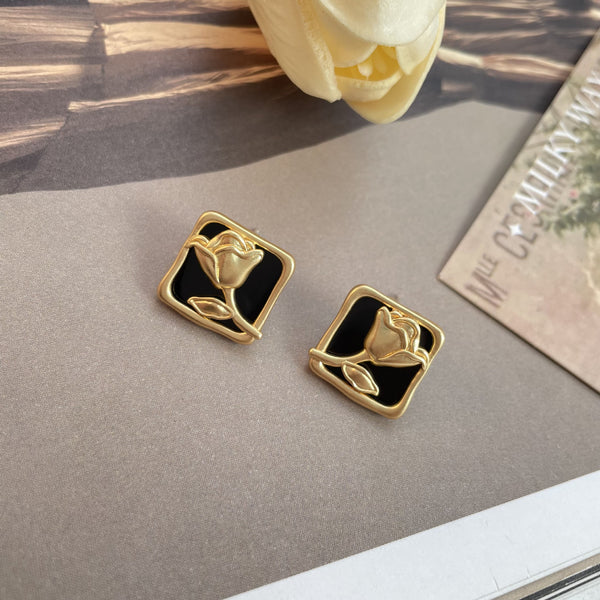 Matte quadratische Ohrstecker mit tropfender Rose 