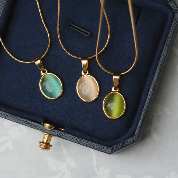Titanium steel gold-plated non-fading mysterious retro style three-color opal oval necklace method